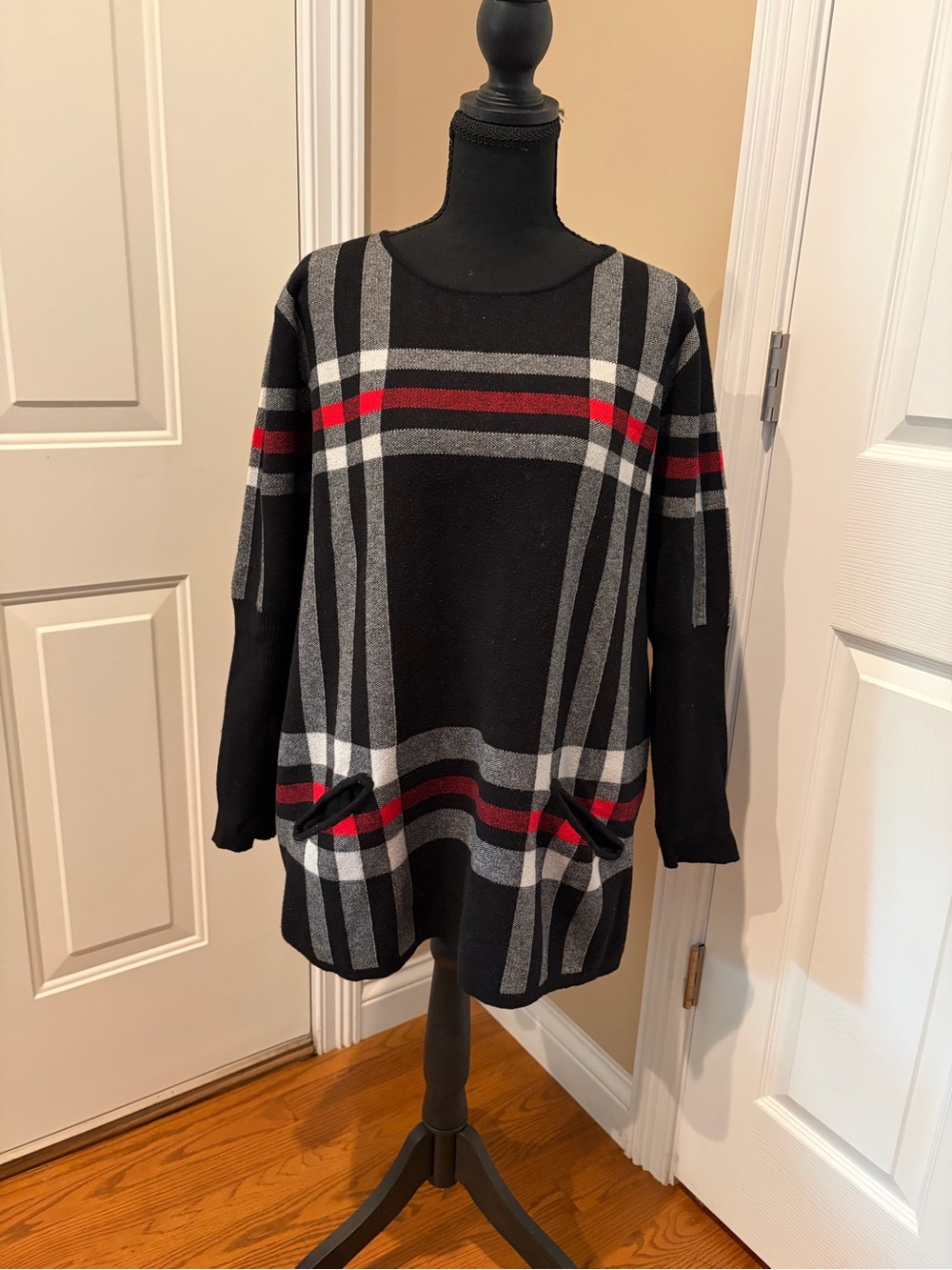 Creation Plaid Crewneck Tunic Sweater in Black, Gray & Red